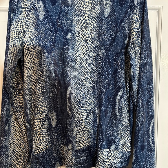 Ariel is brand women’s size large Blue Patterned Women's Top - Picture 6 of 7